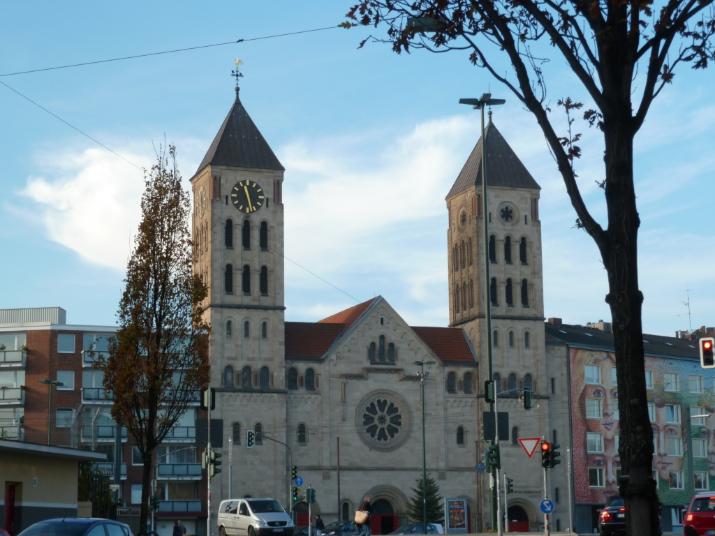Elisabethkirche zwischen den Häusern